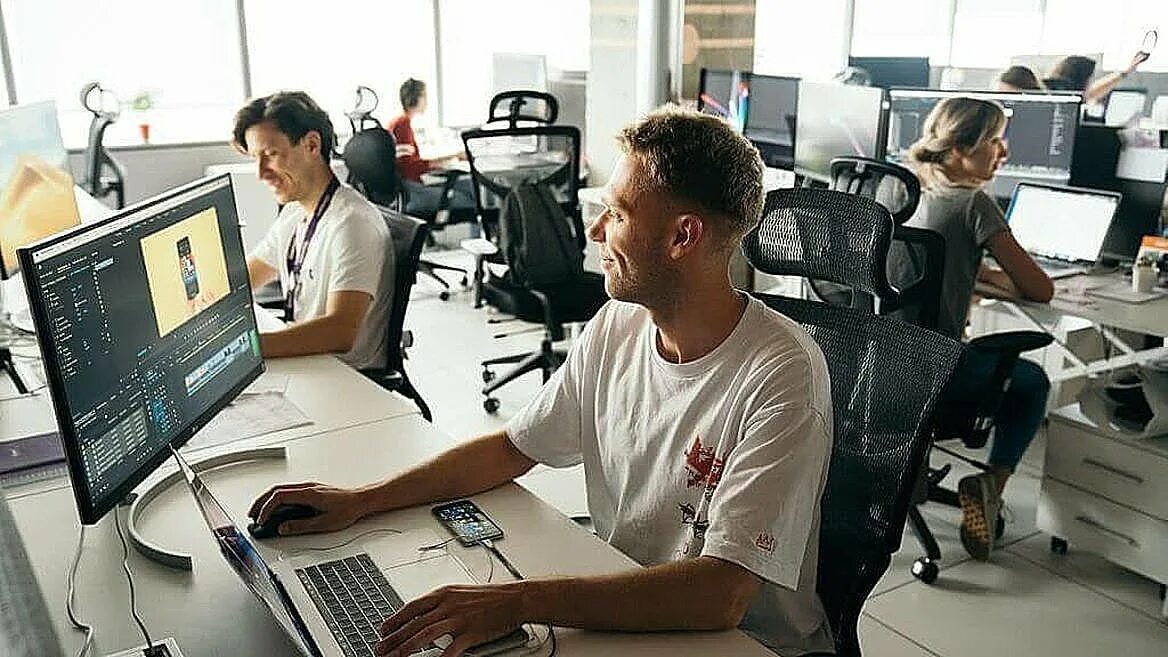 Разработчик компьютерных игр. Разработчик компьютерных игр. Где программист эллиот игра. Educat курсы. Разработчик мобильных игр.