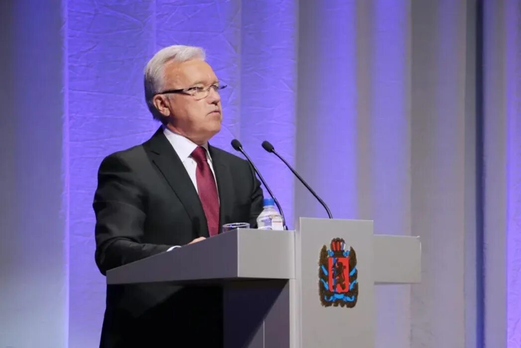 в отставку губернаторы. мер красноярского края 2022. экономика красноярского края фото. виктор петрович усс. усс подписывает указ.