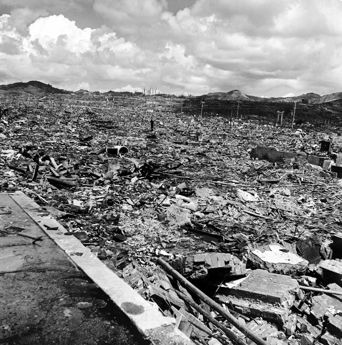 Ядерная бомбардировка Хиросимы и Нагасаки. Хиросима и Нагасаки после взрыва. Хиросима после ядерной бомбы. Сброс ядерной бомбы на хиросиму