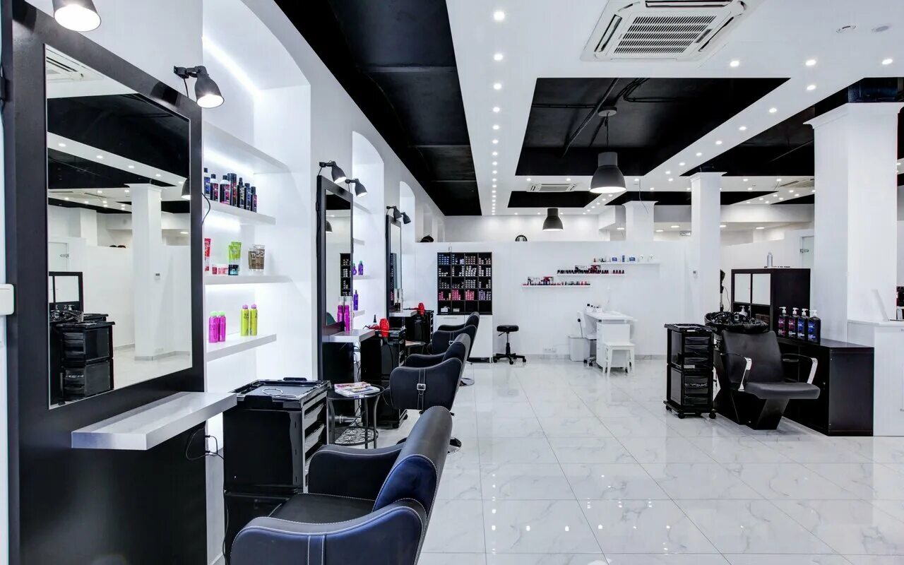 Салон айзы анохиной. Сеть студий красоты. Сеть студии красоты. Моне ленинский 91. Парикмахерская с людьми.