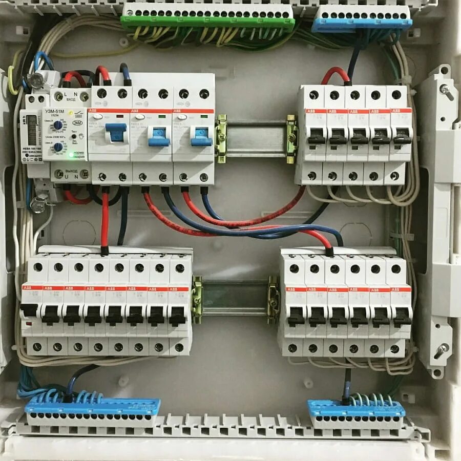 Автоматический выключатель распределительный. Щит распределительный квартирный расключенный. Расключение щита квартирного. Электрический щит на 380в на автоматах ABB. Электрощит 380.