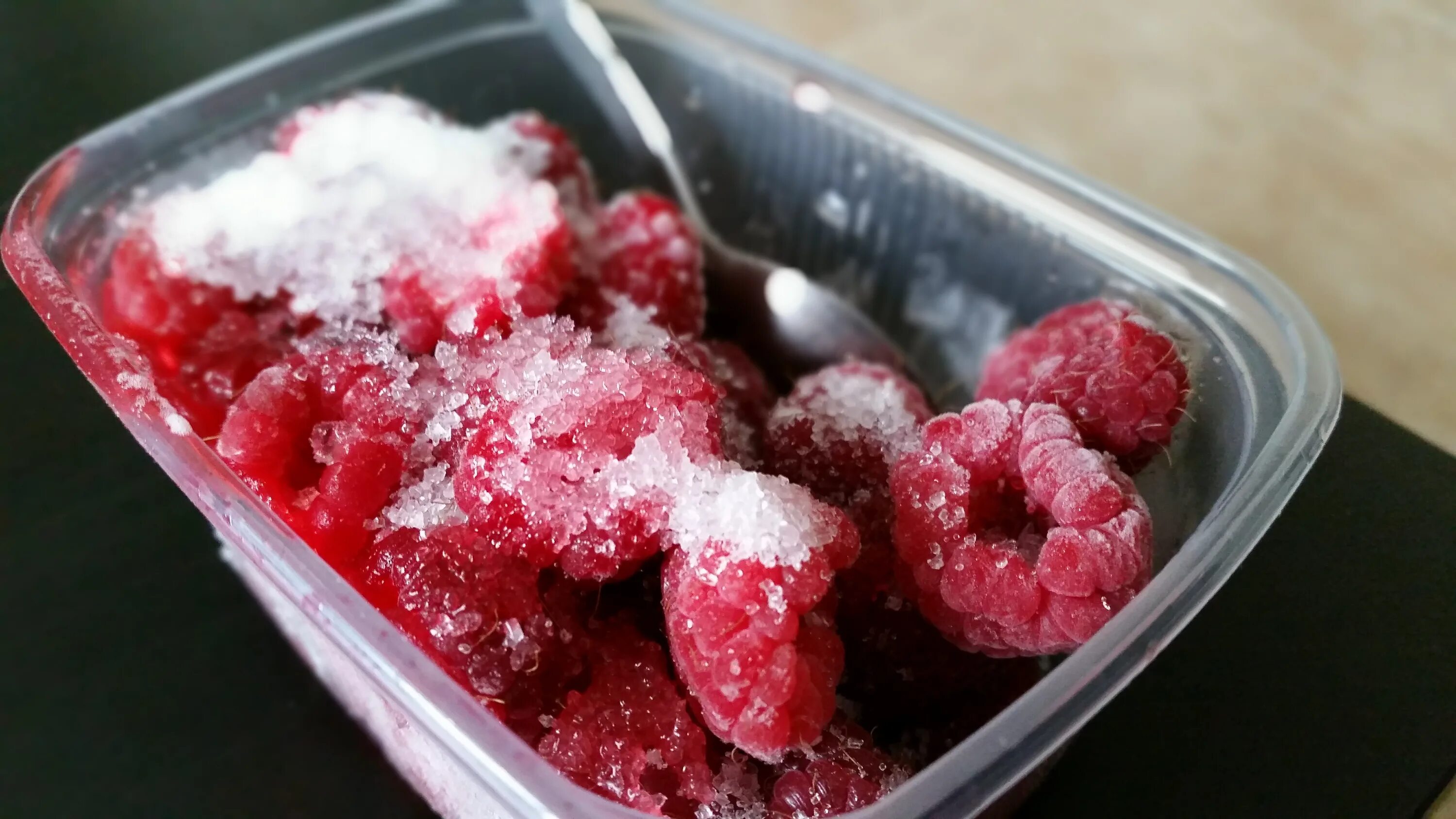 Freezing fruits. Малина заморозка. Замороженные ягоды. Засахаренные ягоды. Ягоды в заморозке.