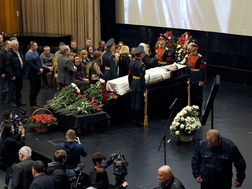 Алексей завьялов похороны. Завьялов алексей актер могила. Алексей булдаков могила. Алексей завьялов похороны. Похороны актера алексея.