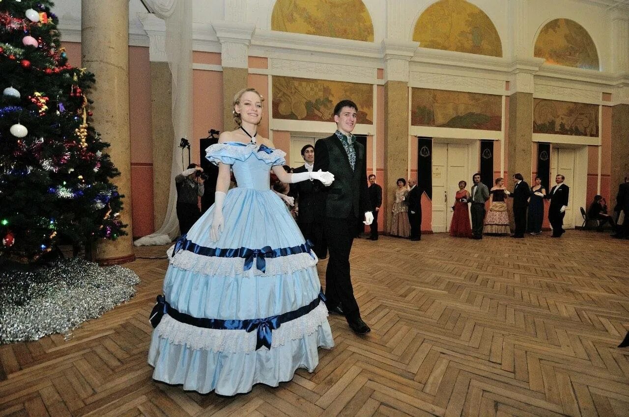 Рождественский бал. Лукашенко танцует на балу. Лукашенко танцует вальс. Зимний бал. Школьный бал.