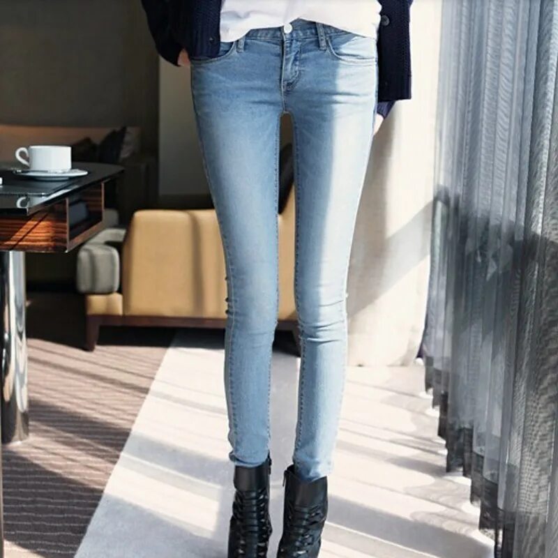 джинсы с прорезями на коленях. штаны рваные худые ножки тонкие. худые ноги у девушки. штаны рваные худые ножки тонкие. тонкие ноги в джинсах.