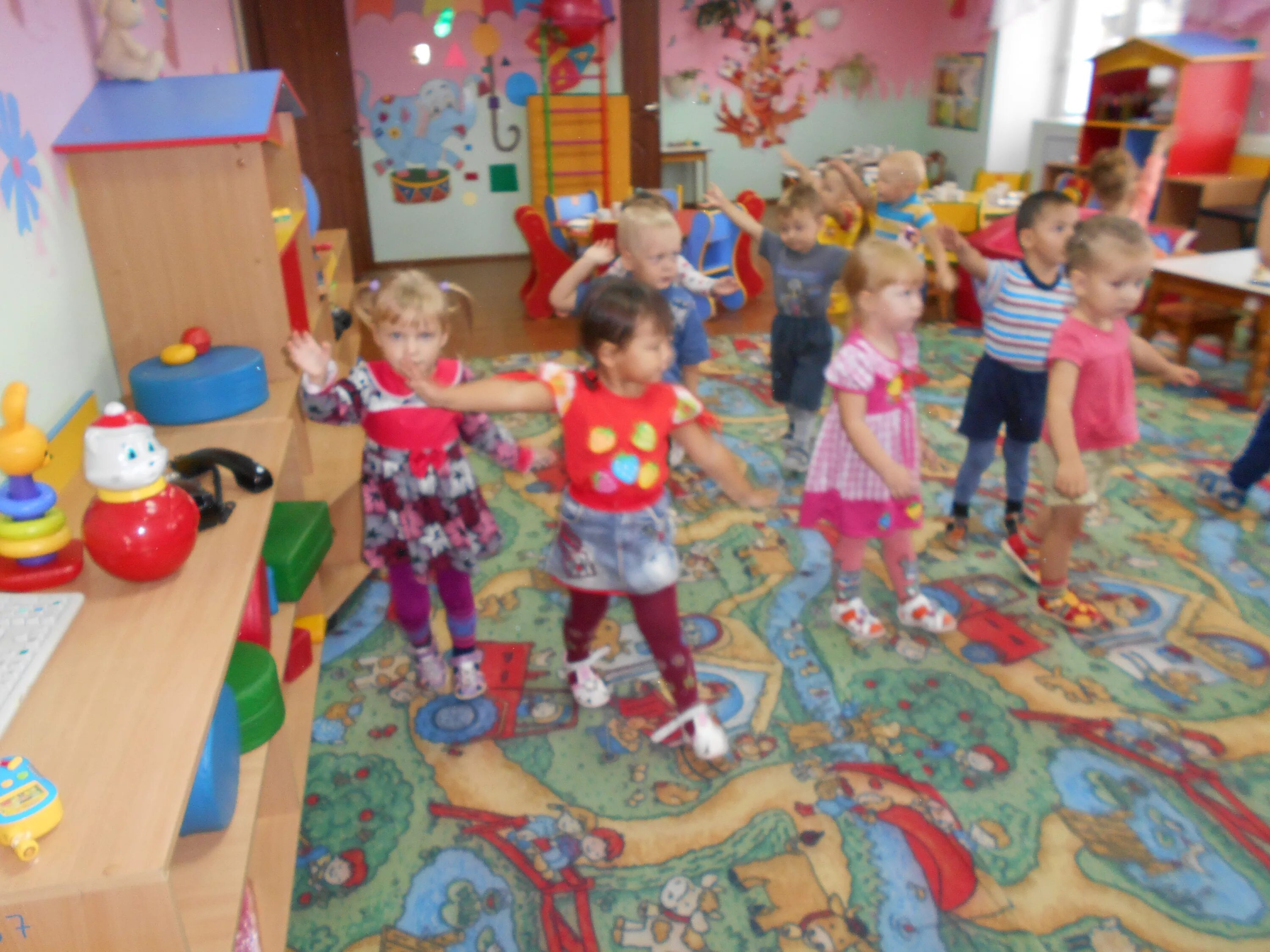 утренняя гимнастика в детском саду. зарядка в детском саду младшая группа. гимнастика в детском саду. физкультура в средней группе. 2 младшая группа в детском саду.