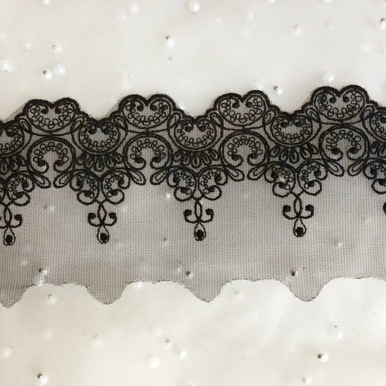 Атлас кружево. Шелковое платье с кружевом. Платье расшитое кружевом. Кружево. Атлас кружево.