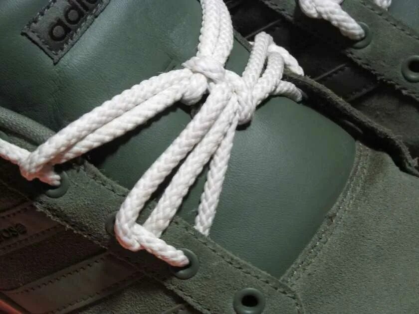 Шнуровка петлями. Шнуровка кроссовок. Красивый узел на шнурках кроссовок.