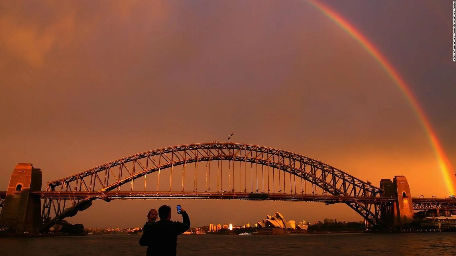 радуга в природе. радуга на летнем небе. радуга. радужный мост между небом и землей. утренняя радуга.