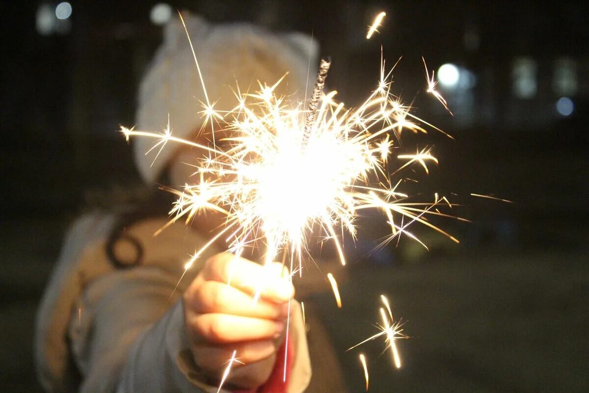 Дети с бенгальскими огнями. Бенгальские огни детям. Бенгальские огни детям. Бенгальские огни. Бенгальские огни.