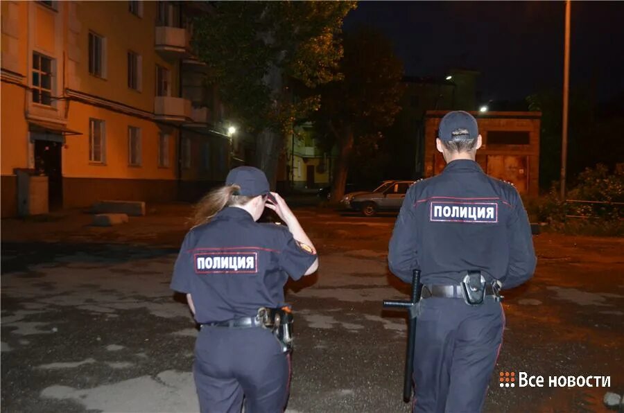 Почему стоит полиция. Полиция ночью. полицейский ночью. полиция на улице вечером.