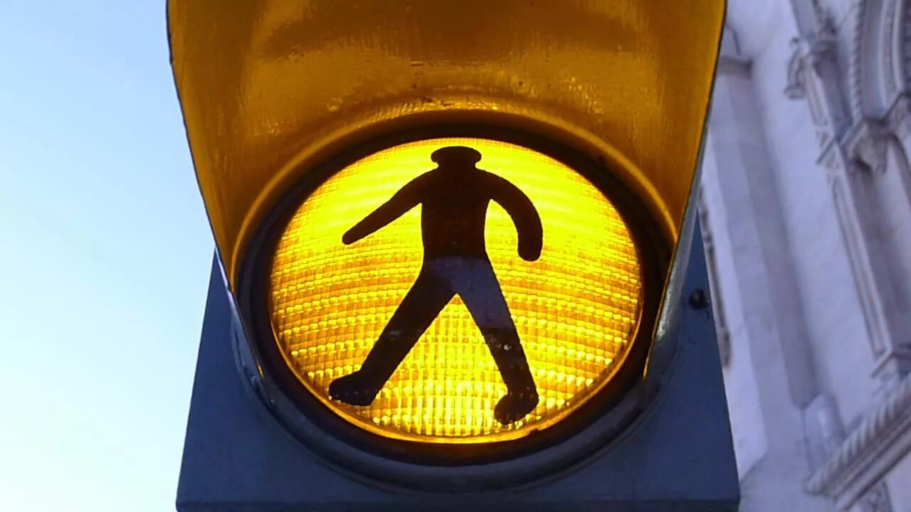Желтый светофор. Желтый цвет светофора. Желтый цвет светофора для детей. Светофор с желтыйсветом. Мигает желтый можно