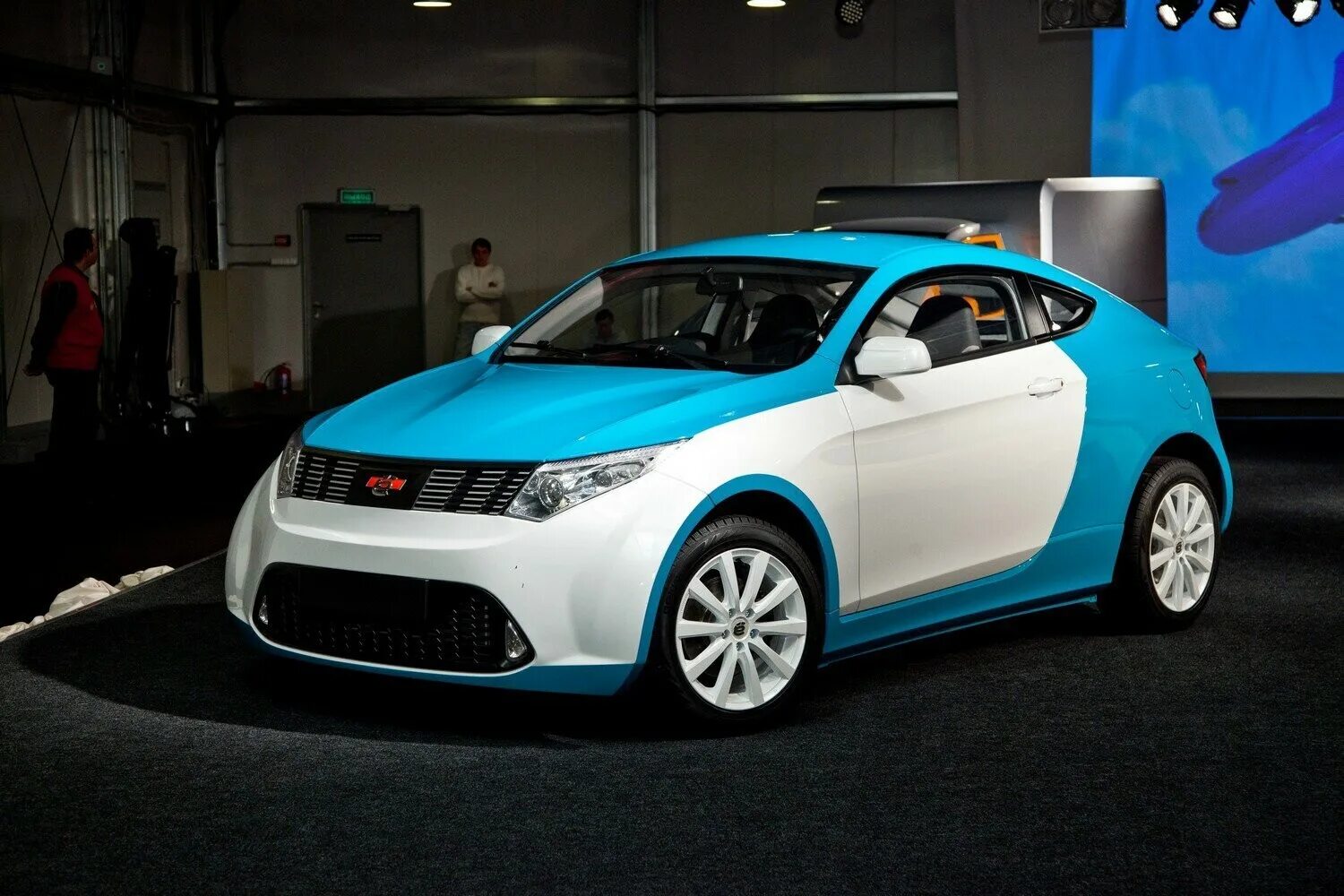 Рос гибрид. Хонда е мобиль. Eneva гибрид. Рос гибрид. Toyota prius electric car.