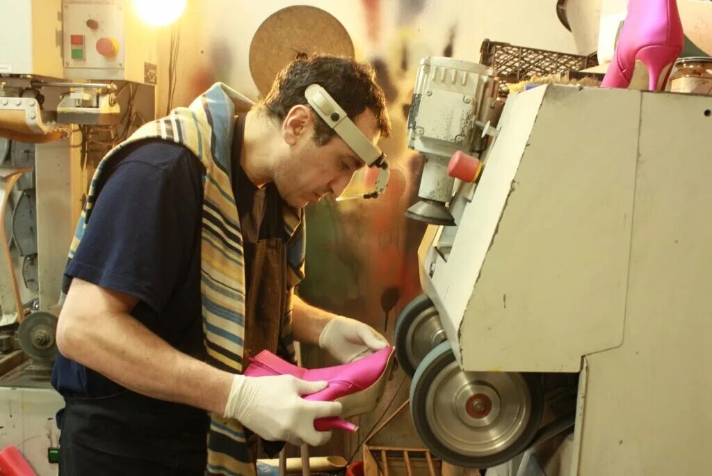 мастер по ремонту обуви. поиск работы мастер ремонт обуви. мастер по ремонту обуви. поиск работы мастер ремонт обуви. материалы для ремонта обуви.