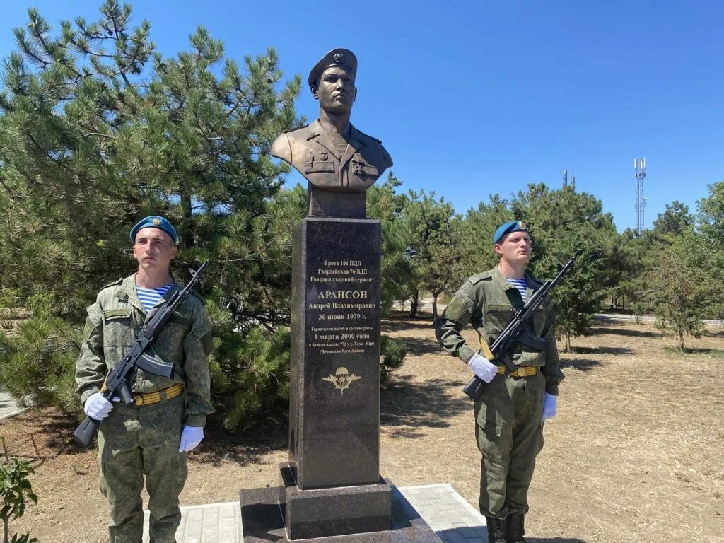 Севастополь новости на сегодня военные происшествия. Памятник Степаняну в Севастополе.