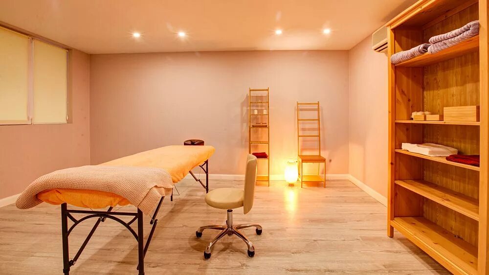 Интерьер массажного кабинета. Оборудование для массажного салона. Массажный салон интерьер. Цвета для массажного кабинета. Современный массажный кабинет.