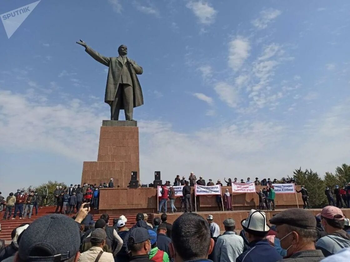 Памятник ленина киргизия ош. Памятник ленину в киргизии. Памятник ленину в киргизии. Ош ленина. Город ош площадь.