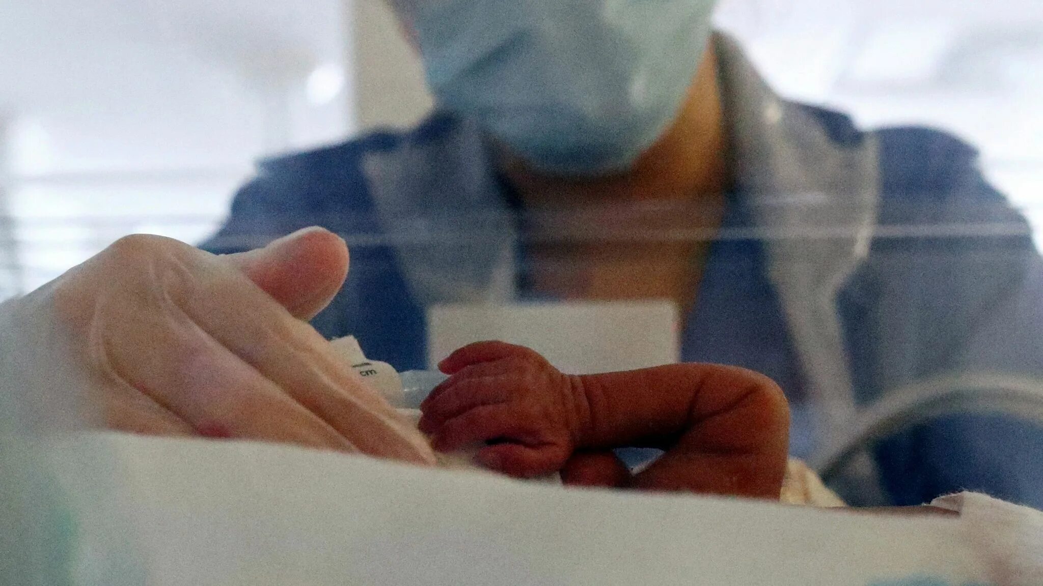 Рожают раньше срока. Новорожденный ребенок зараженный коронавирусом Краснодар. В Осетии родила 15 ребенка. Новорожденный ребёнок в реанимации Омск Беби бокс.