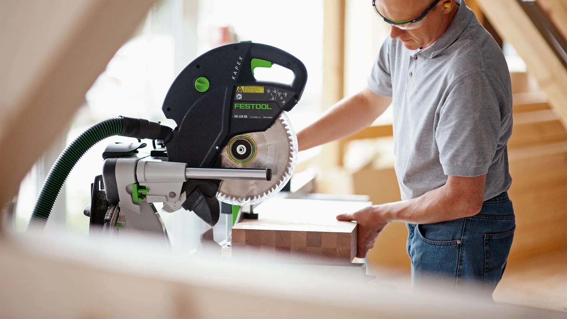 Работа торцовочной пилой. Festool KAPEX KS 120. Торцовочные пилы KAPEX Festool. Торцовочная пила с протяжкой Festool KAPEX KS 120. Фестул торцовка 88 Капекс.