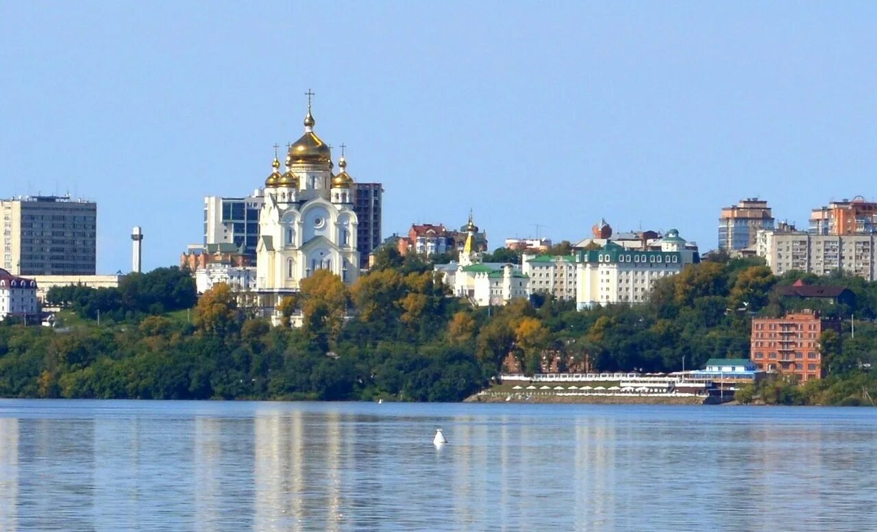 Набережная реки Амур Хабаровск. Амурский Утес Хабаровск. Хабаровск вид с Амура. Хабаровск набережная Утес. Центр края на амуре