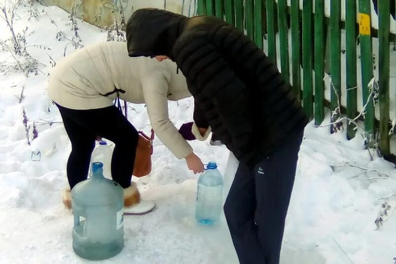 Новости про воду. Первоуральск вода. Ученики убирают воду.