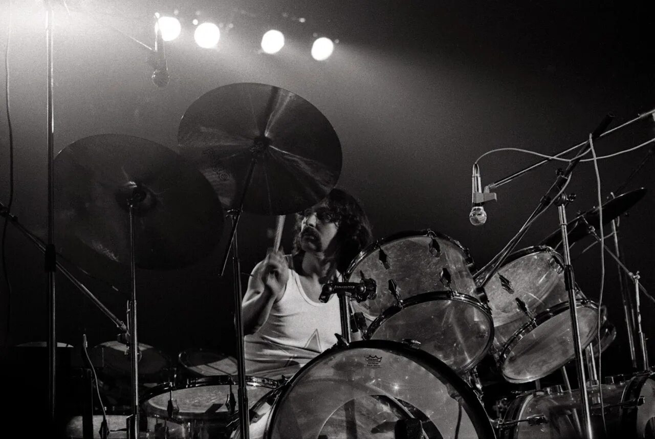 Пинк 1973. Барабанщик Пинк Флойд. Nick Mason Pink Floyd. Nick Mason 1973. Концерт Пинк Флойд 1975г.