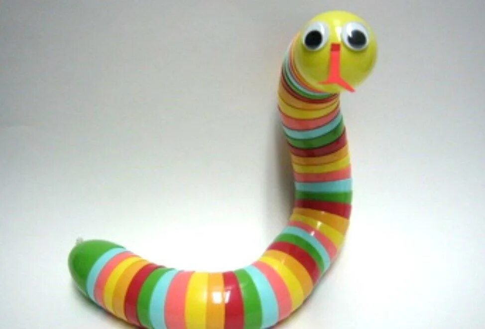 Змейка своими руками. Змея игрушка. Поделка змея. Змея из киндеров. Поделка змеи из киндеров.
