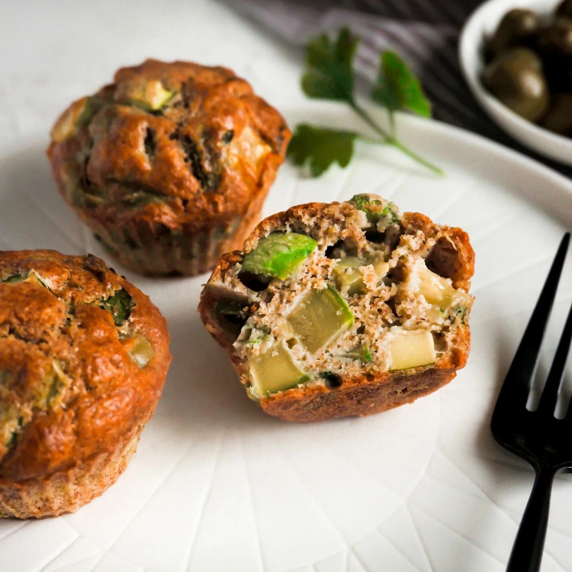 Куриные маффины. Овощные кексы гербалайф. овощные маффины. закусочные маффины. маффины с овощами.