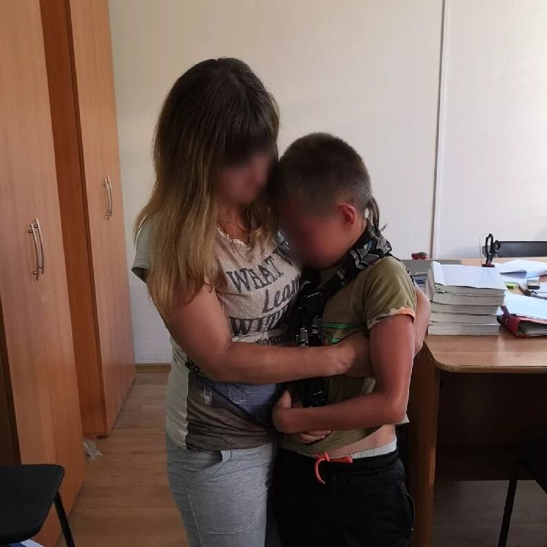 Трогает юную девочку. Девушки соблазняющие детей. школьник трогает. мальчик трогает девочку.