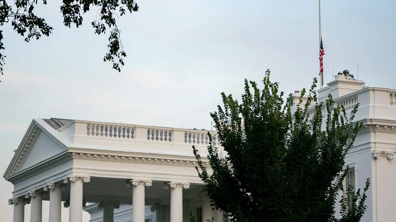 Белый дом выразил соболезнования. Арестович белый дом США. США 16 июня 2022. США статуя жизни. Американская мечта старые фото жизни американцев.