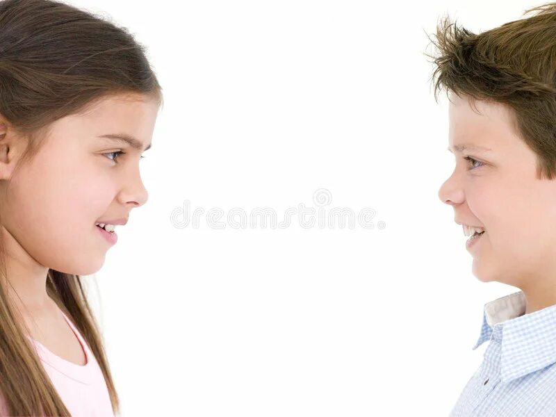 Looking at each other. Картинка мальчик с девочкой смотрят друг на друга и улыбаются. Children talking to each other. Two Coomers looking at each other. Брат сестра подростки смотря друг на друга.