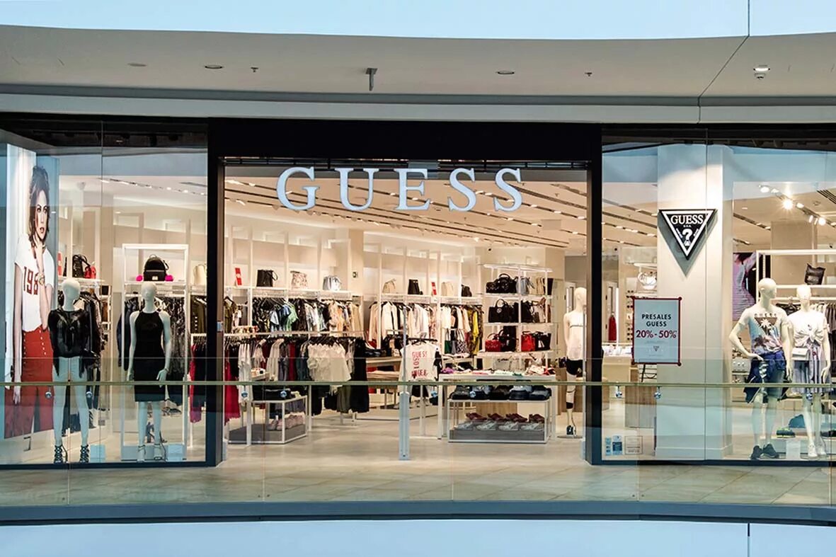 Гесс спб. Guess в Дубай Молл. Guess магазин. Витрина guess. Магазин Гесс в Москве.