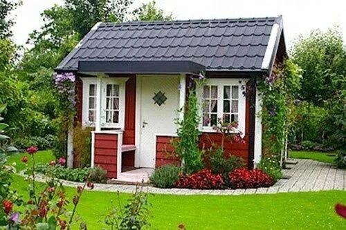 Craftsman Designed Small Cottage With Cozy Courtyard Garden Small cottage homes,