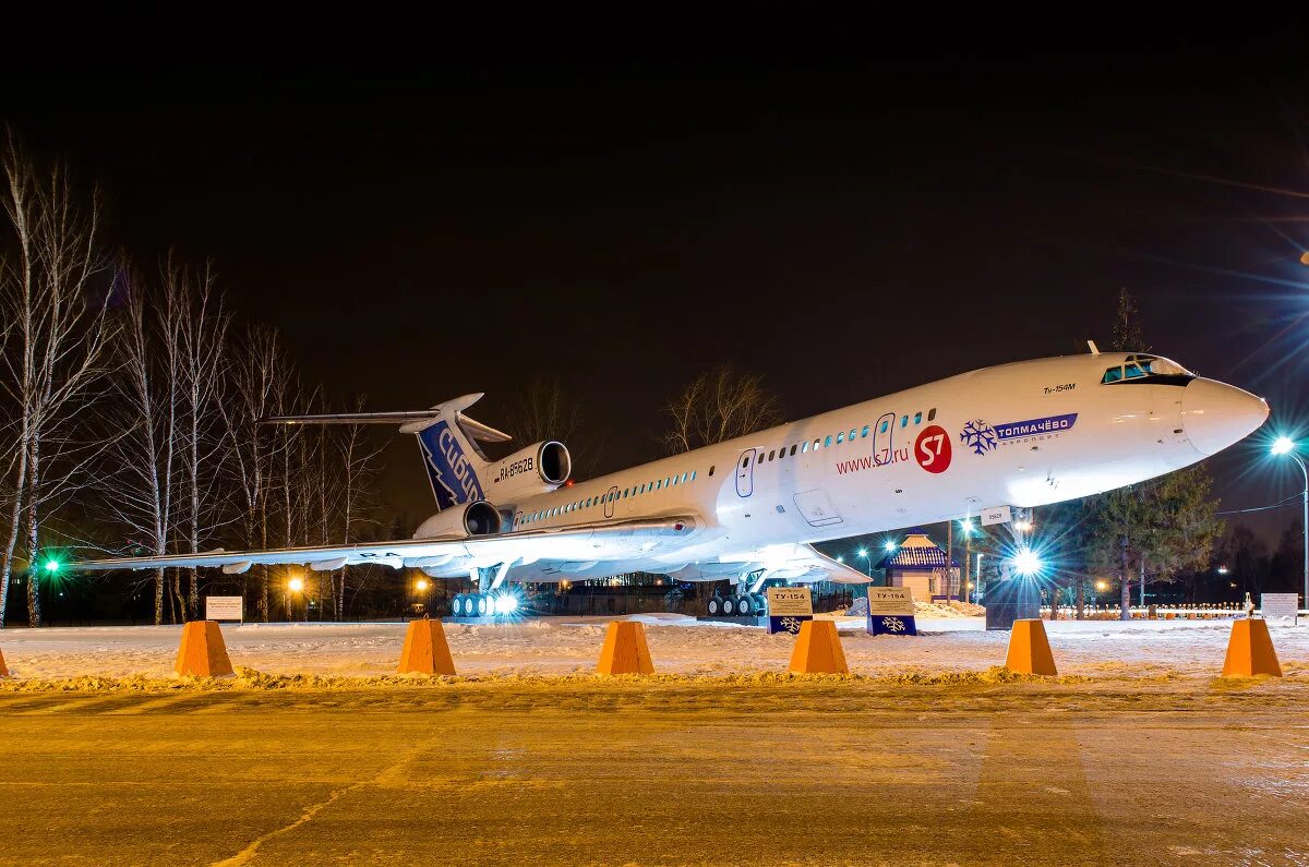 Авиарейс толмачево. Новосибирск аэропорт Толмачево самолет. Ту-154 толмачёво. Самолет ту 154 на аэропорту. Самолет возле аэропорта Толмачево Новосибирск.