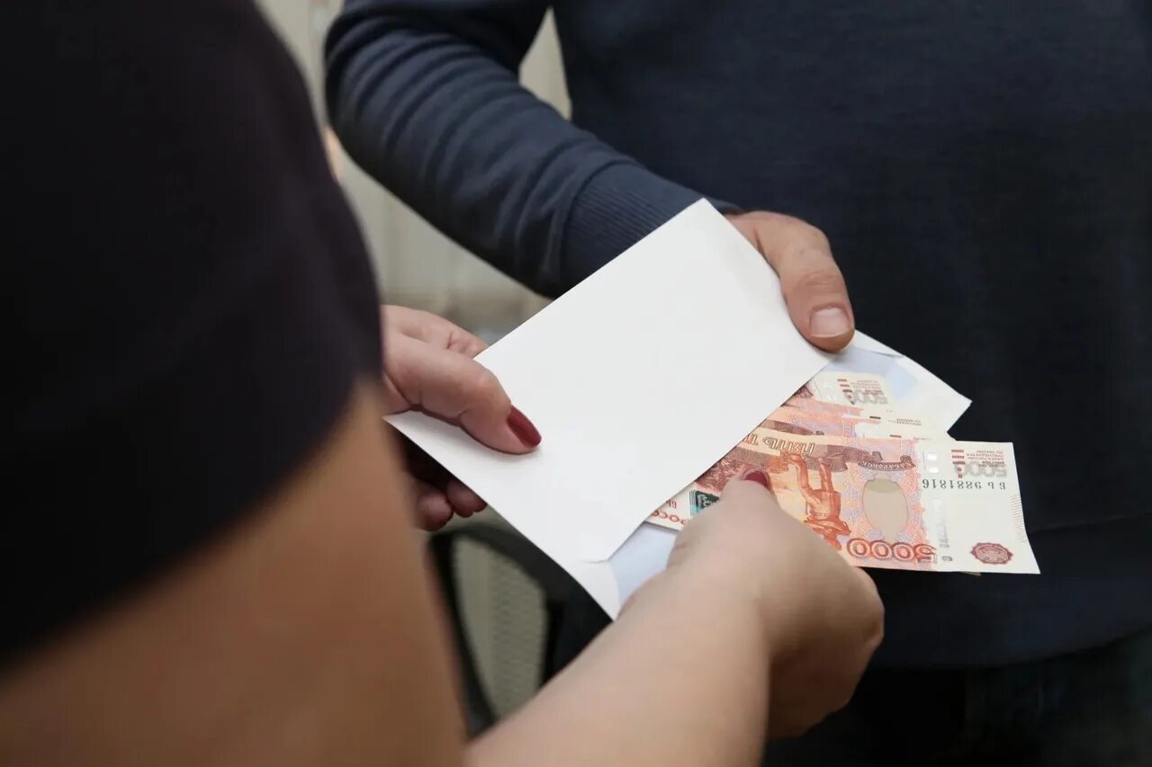 Какая сумма не взятка а подарок. Взятка в конверте. зарплата в конверте. взятка женщина. взятка руки.