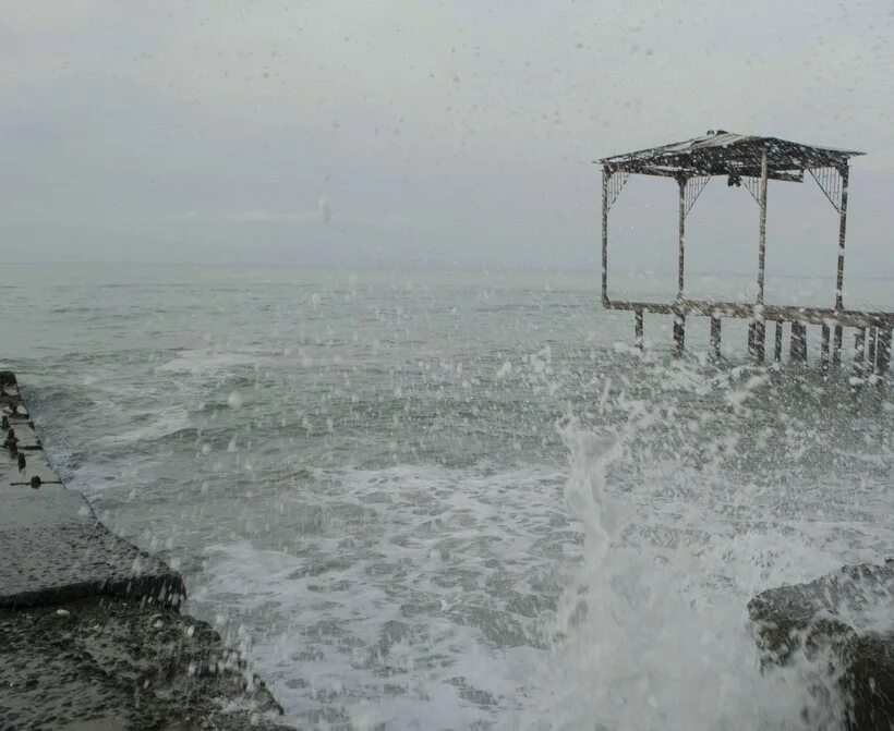 Гагра в декабре. Море в декабре Абхазия. Абхазия зимой температура. Штормовое предупреждение Гагры.