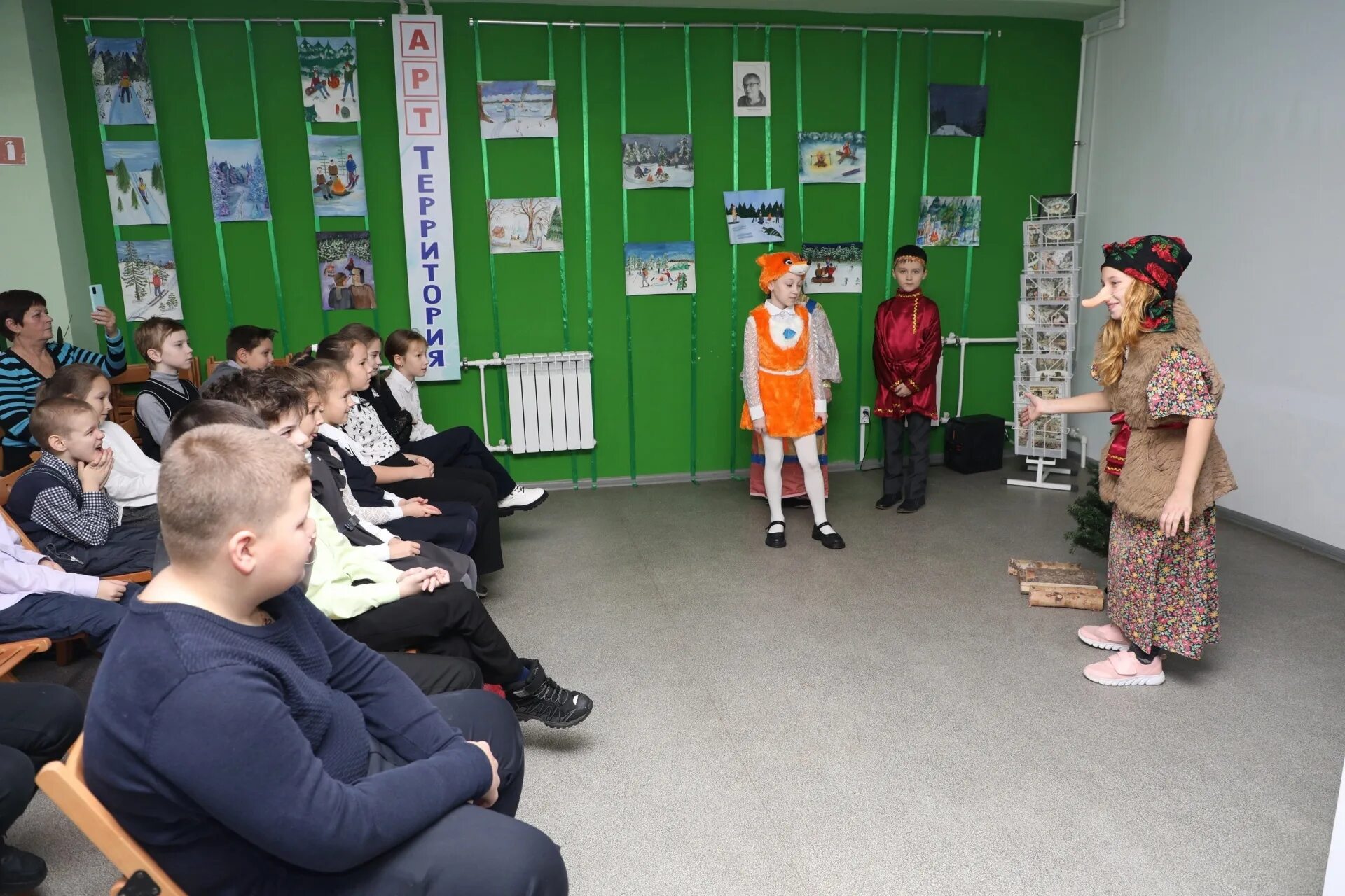 Детская библиотека. Стол директора школы. Детская библиотека усинска строителей. Лагерь 2023. Мебель в пришкольном интернате.