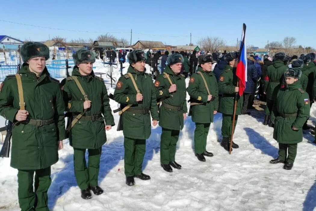 Оренбург 10 апреля. Похороны солдата срочника. Погребение военнослужащих. Похороны солдат погибших в Украине.
