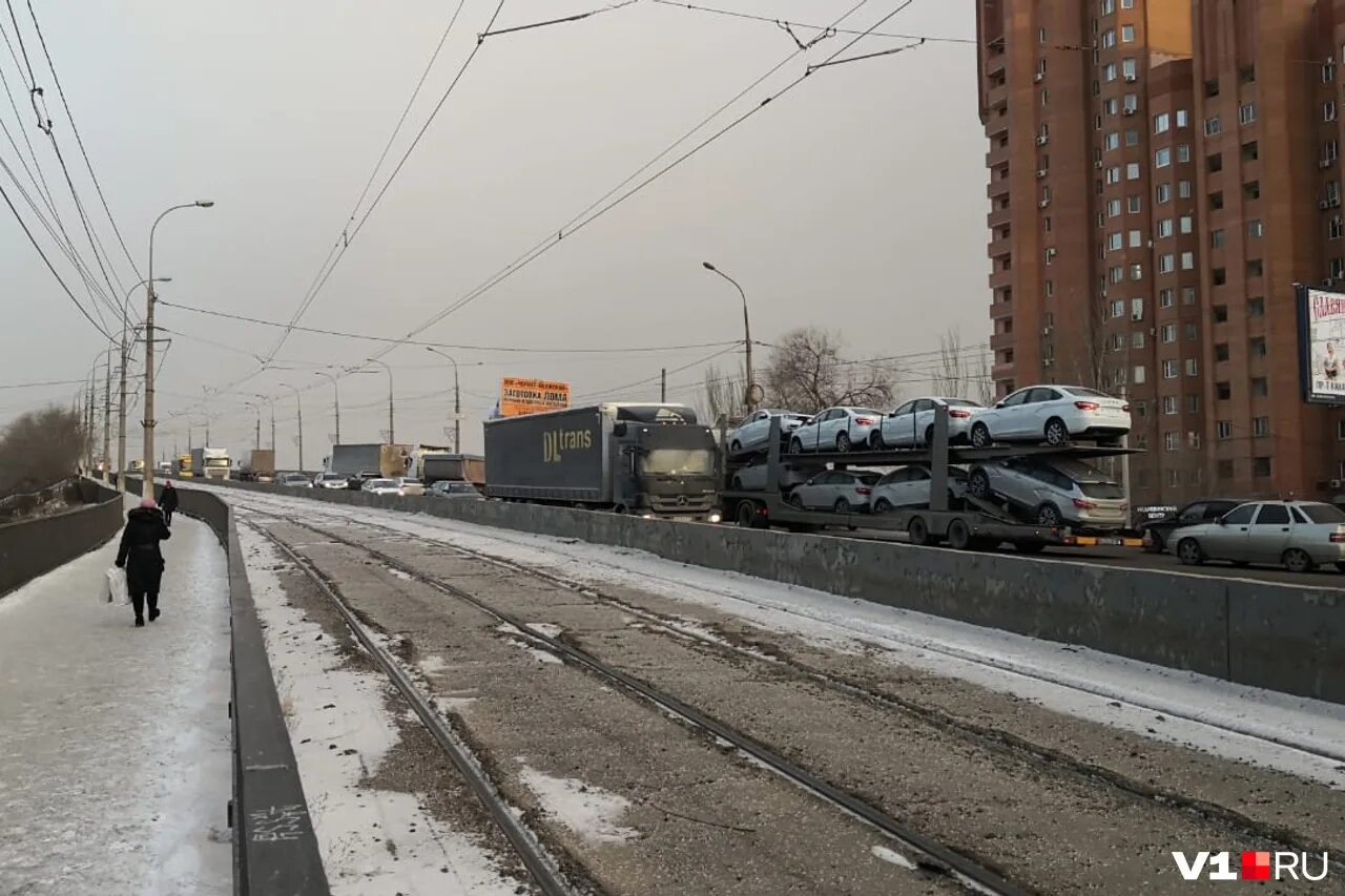 Мост через канал Волгоград Красноармейский район. Авария на мосту Красноармейский район Волгоград. Мост ВДСК В Красноармейском районе. Авария Красноармейский район Волгоград сегодня на мосту.