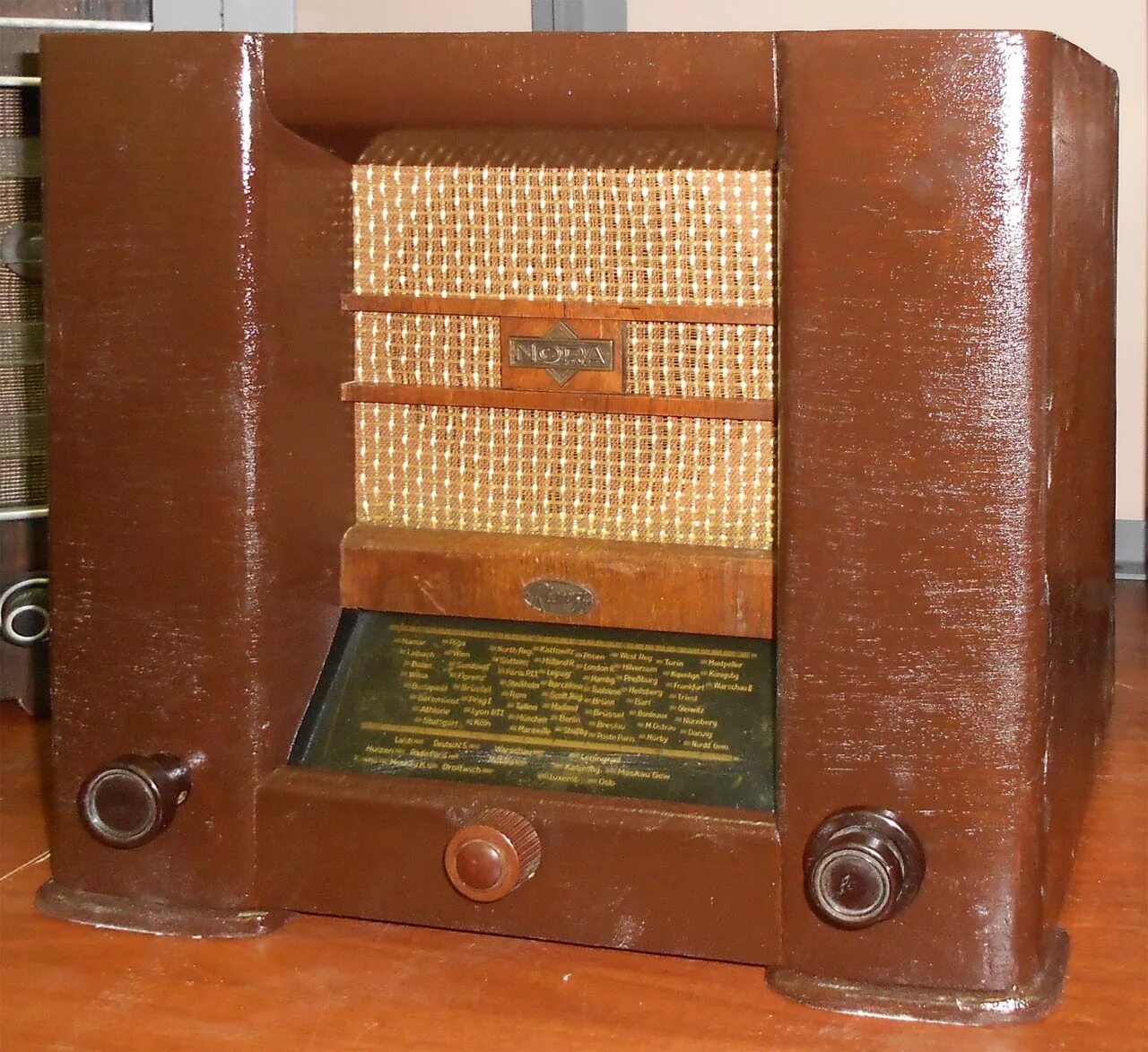 радиоточка ссср на стене. радио 30 годов слушать. радиоприемник aeg ламповый 1944. радио 30 годов слушать. девушка с радиоприемником.