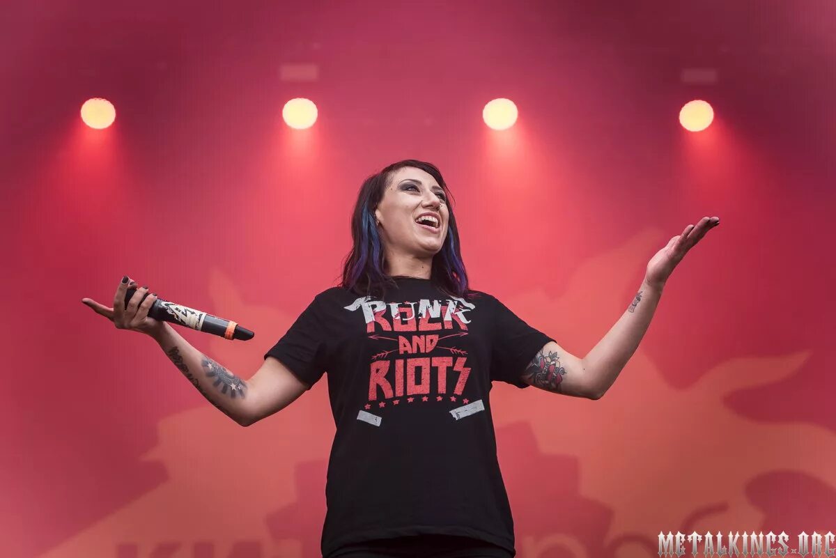 Louna little орел. Louna обратная сторона альбом. Louna обои. Congolapia louna. Louna обратная сторона 2.