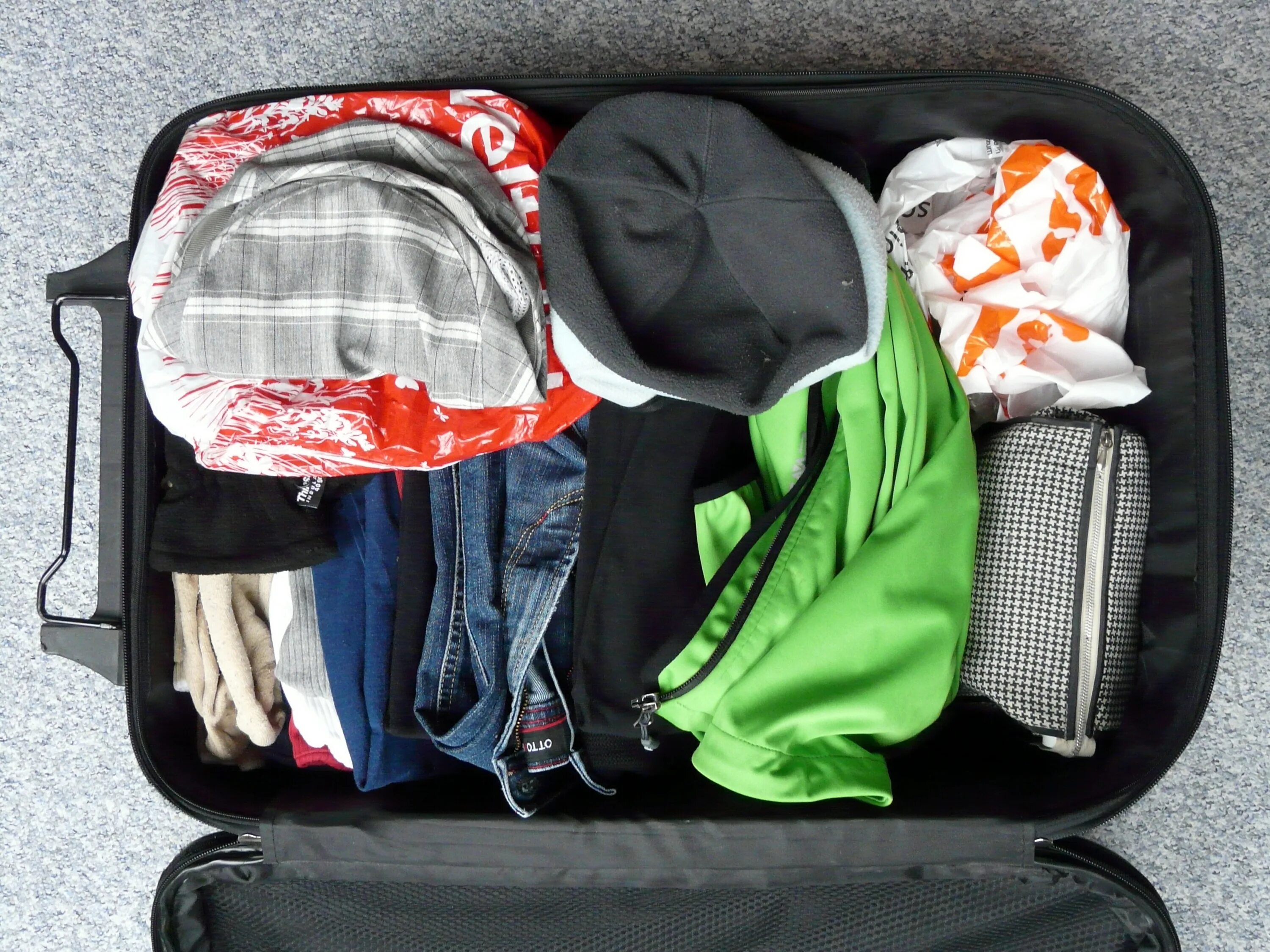 Вещи в путешествие. Чемодан с вещами. Чемодан для вещей. Одежда в чемодане.