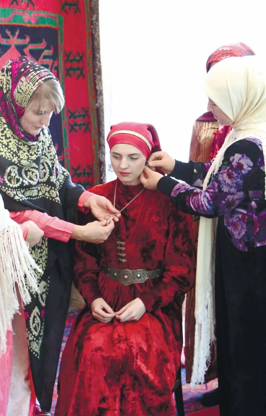 Дагестан аварцы наряд невесты. Аварская свадьба. Даргинское свадебное платье. Даргинский свадебный наряд. Традиционная дагестанская свадьба.