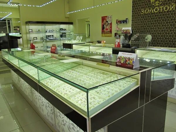 Какой лучший магазин золота спб. Магазин 585 энгельс. 585 золотой витрины. Энгельса 138 585. Ювелирные магазины в санкт-петербурге.