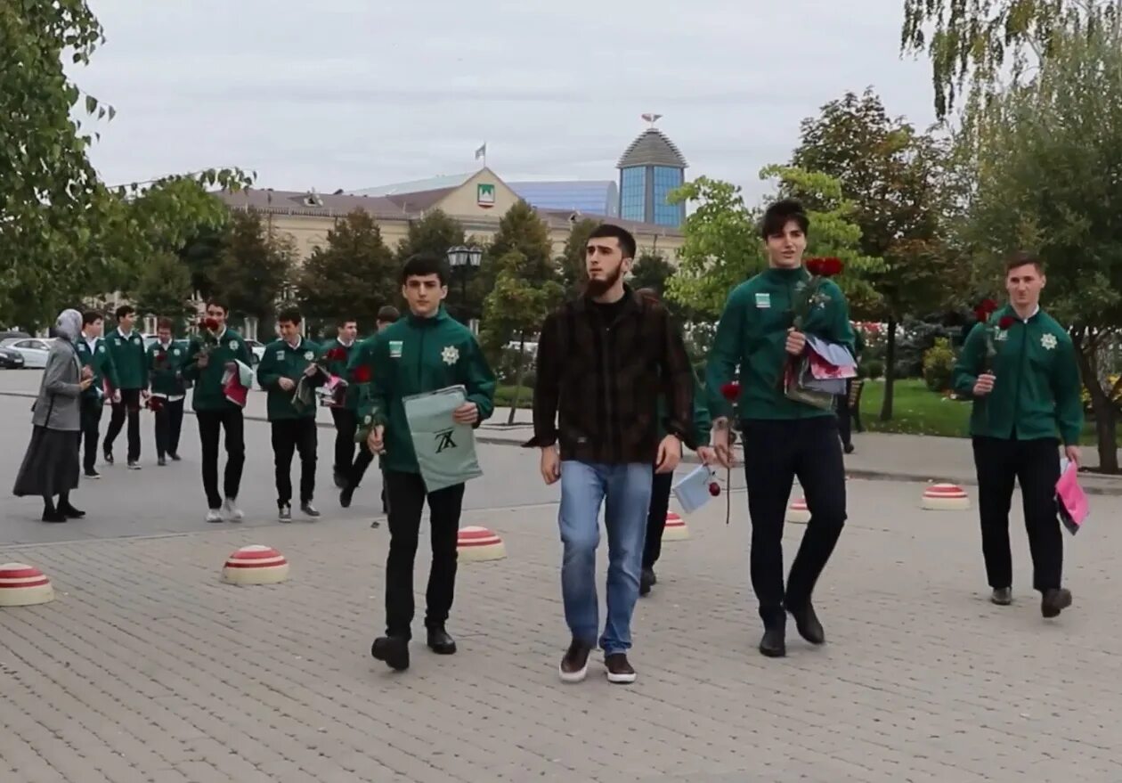 Женский праздник в Грозном. Чеченцы женщины. Чеченские женщины гуляют. Женщины на улицах Грозного.