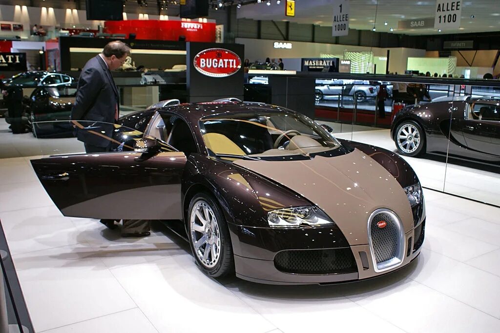 Bugatti в москве. Бугатти Вейрон Хермес. Бугатти 2008. Автосалон Бугатти. Бугатти Вейрон в автосалоне.