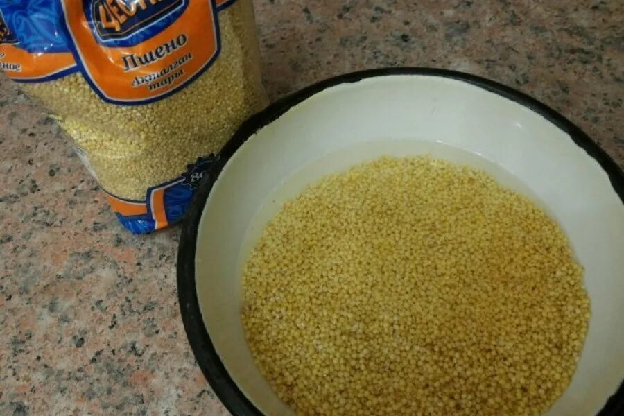 Пшенка рыба. Пшено для рыбалки. пшенная каша для рыбалки. крупы на рыбалку. каша для прикормки.