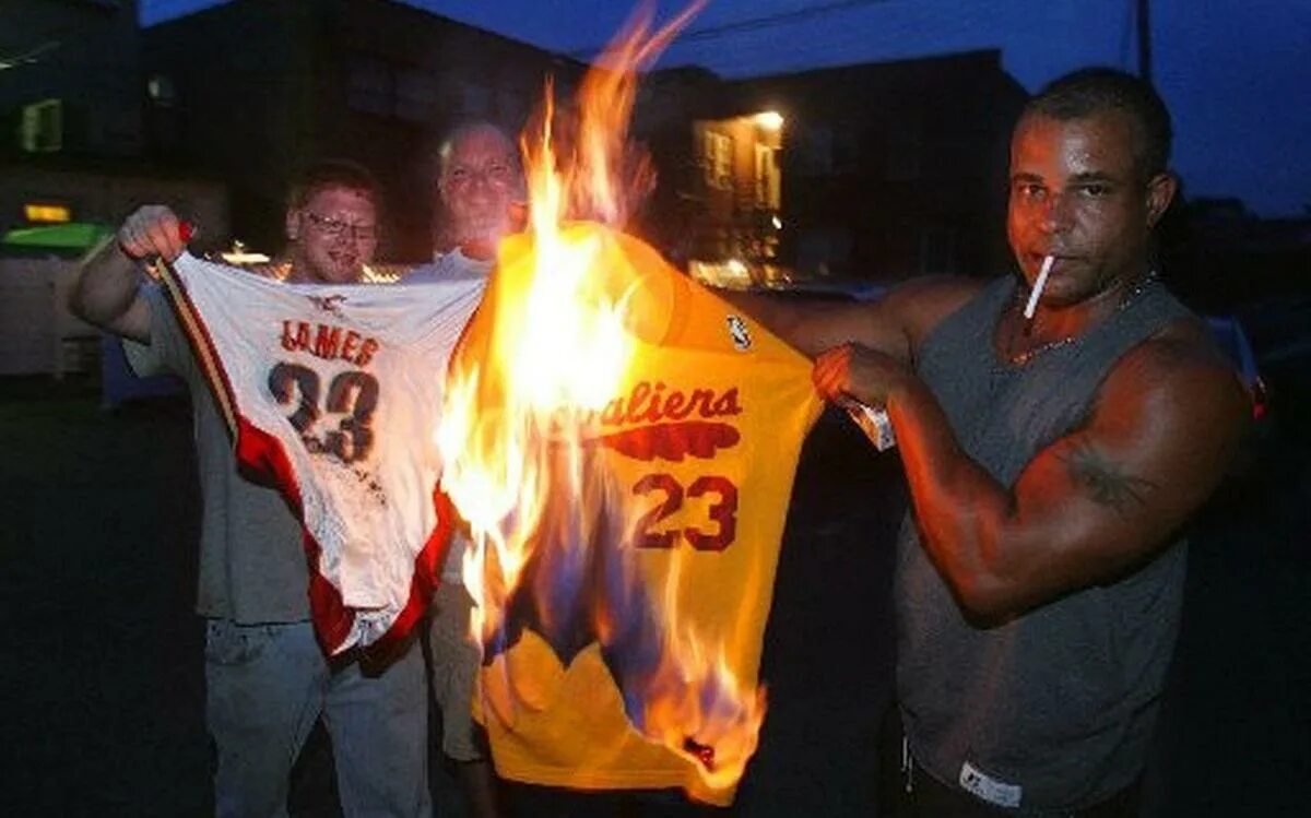 Прожженная футболка. Фанат идеи 8 букв. Фанат идеи 8 букв. Фанаты сборной россии. Трибуны для зрителей.