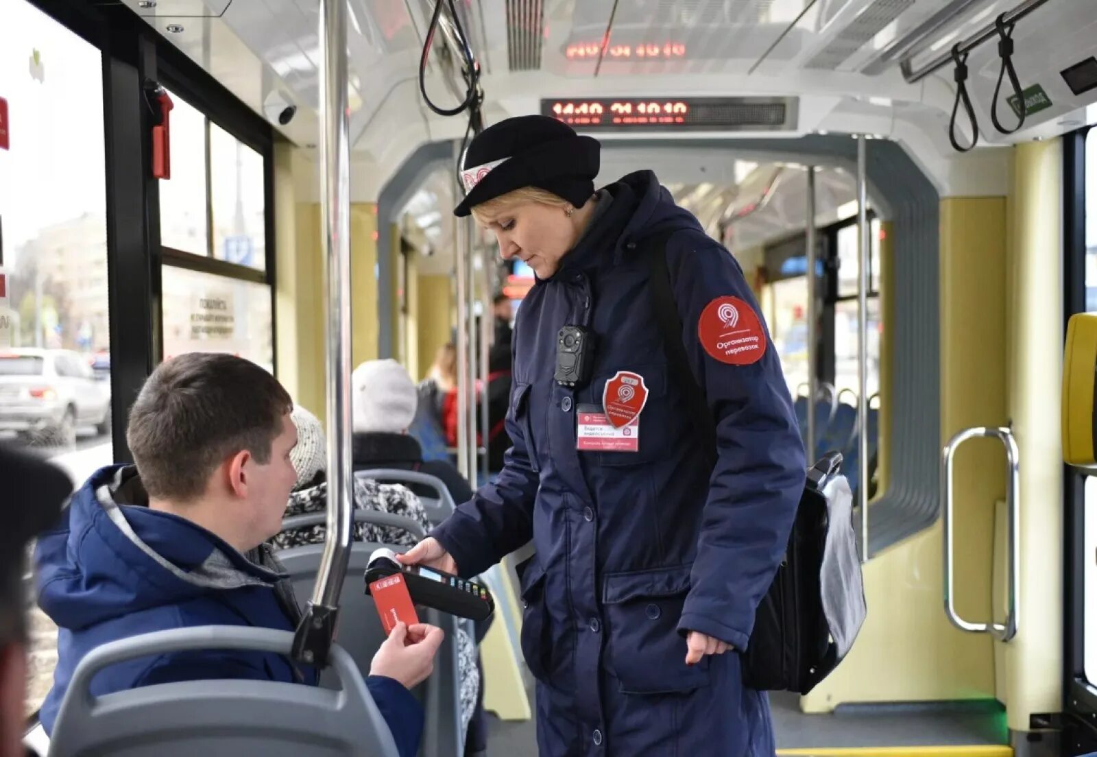 Государственное казенное учреждение перевозок. Контролеры Москва. Контролеры ГУП Мосгортранс. Контролер ГУП Мосгортранс в форме. Контролеры в автобусе в Москве.