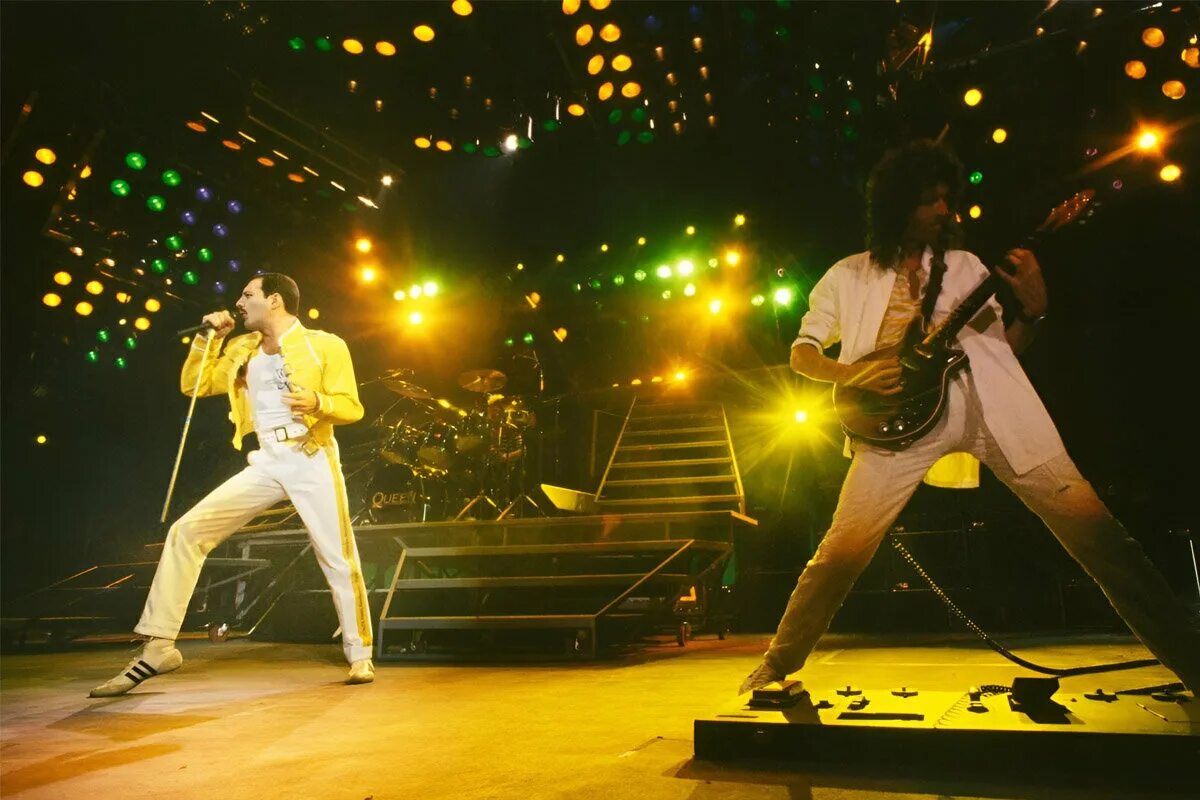 Queen band 1986. Queen концерт на стадионе уэмбли 1986. Уэмбли live aid. Концерт queen 1986. Концерт queen 1986.